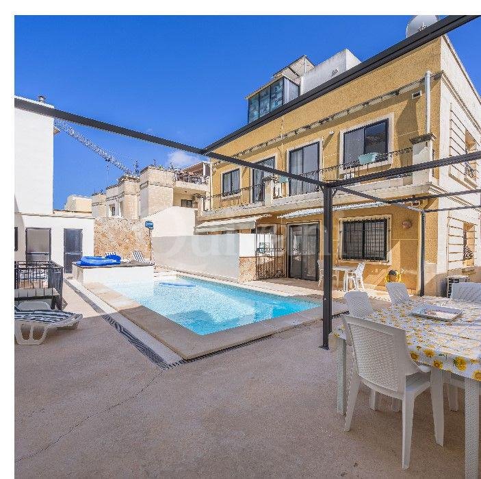 Xemxija – Maisonette with Private Pool & Garage