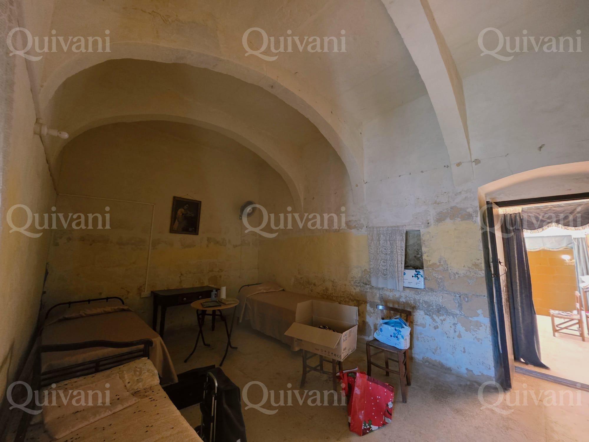 Gharb, Unconverted House of Character