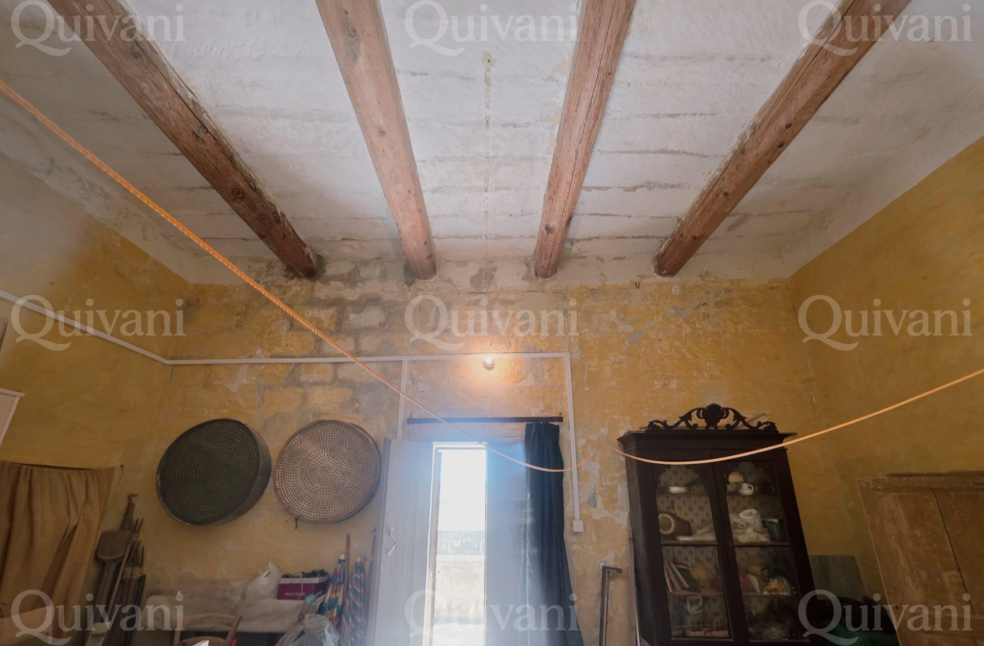 Gharb, Unconverted House of Character