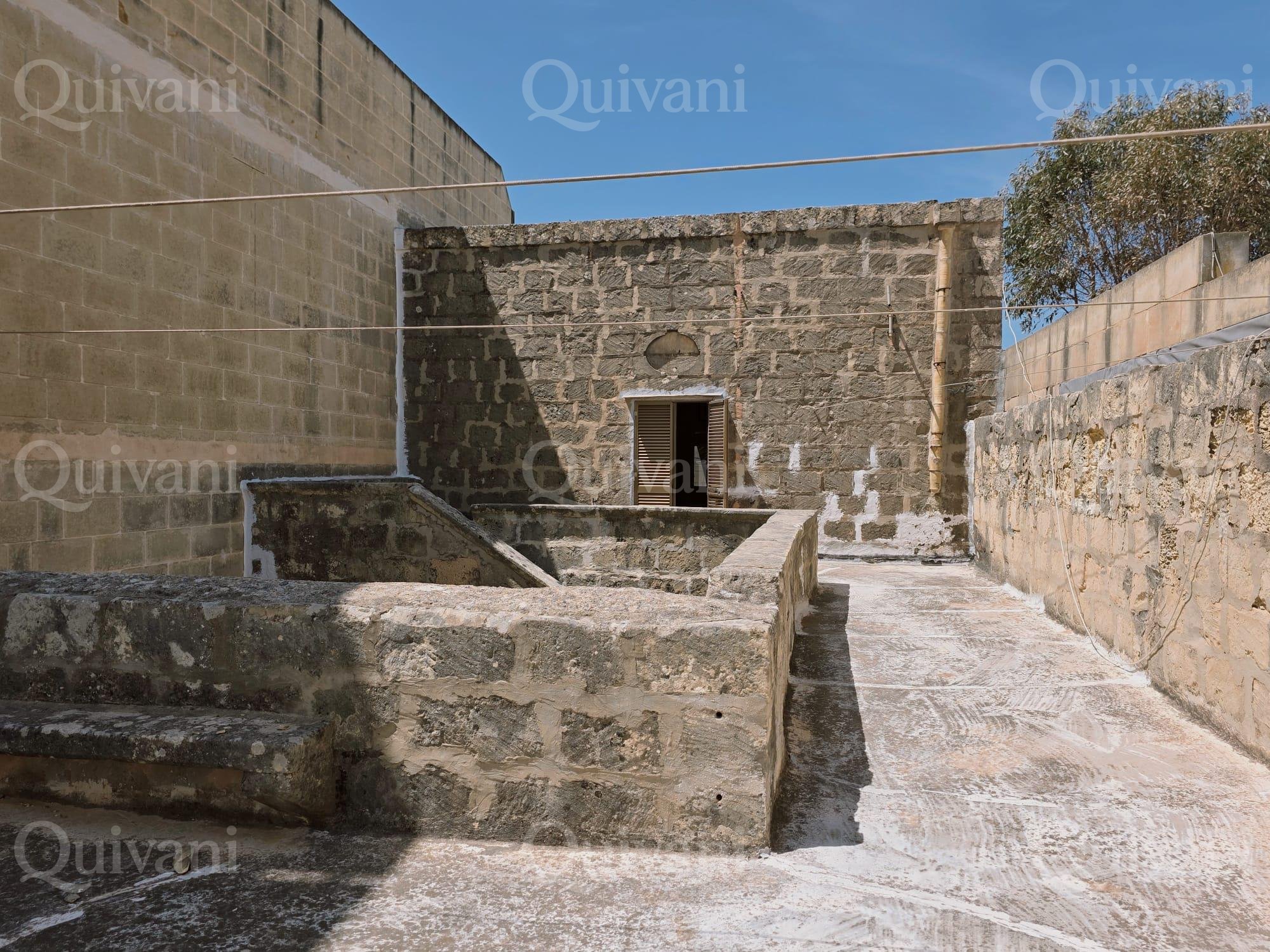 Gharb, Unconverted House of Character
