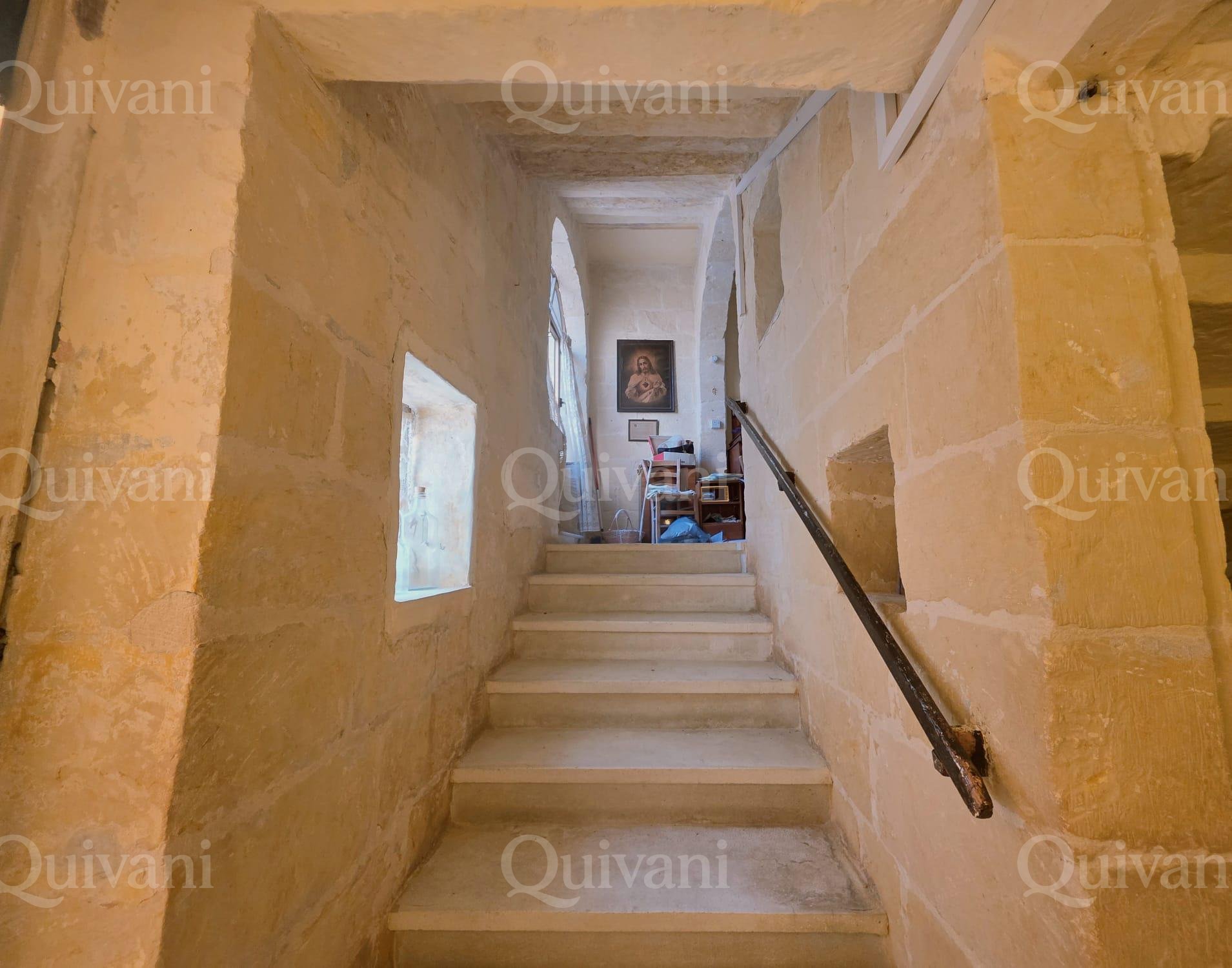 Gharb, Unconverted House of Character