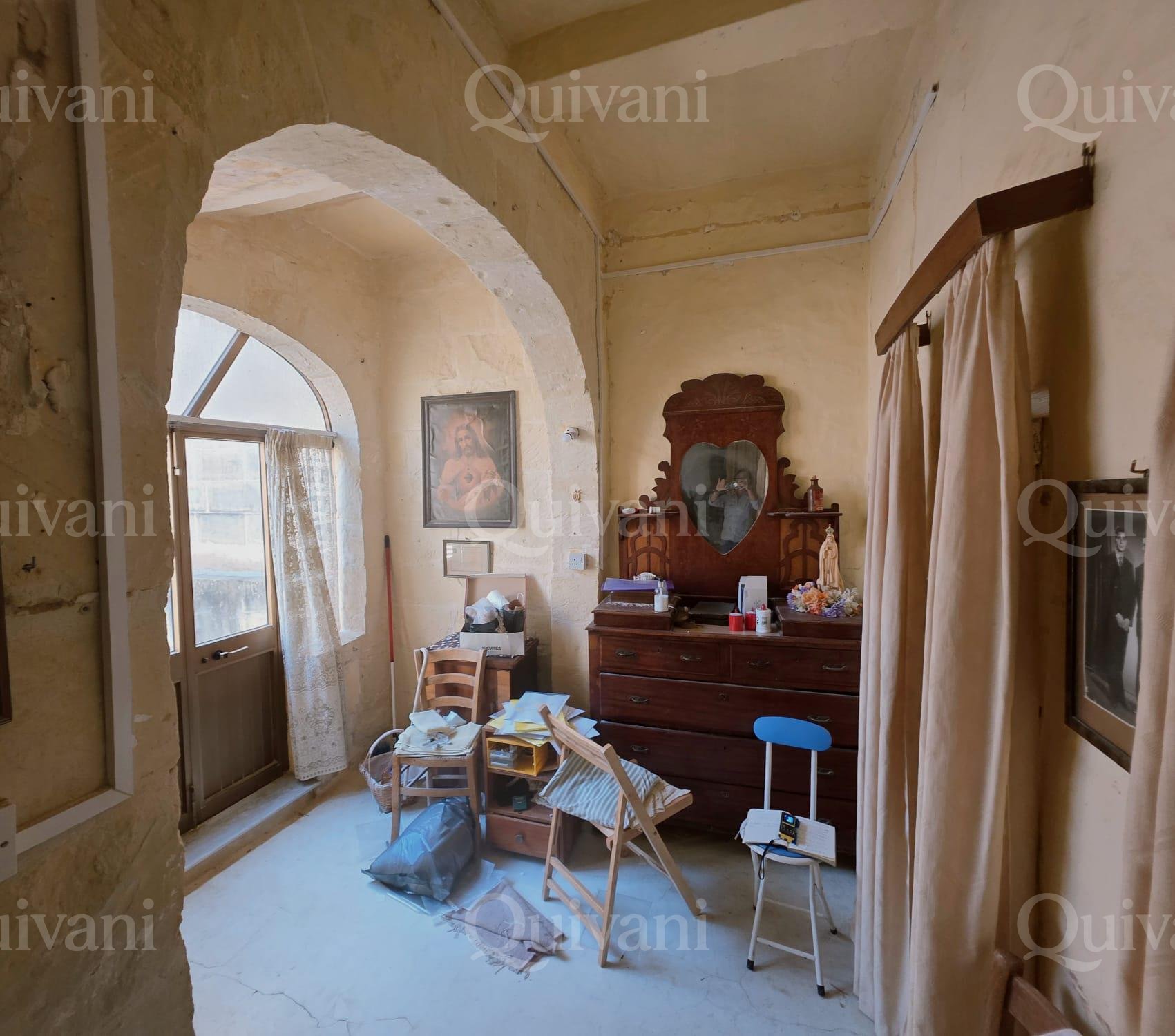 Gharb, Unconverted House of Character