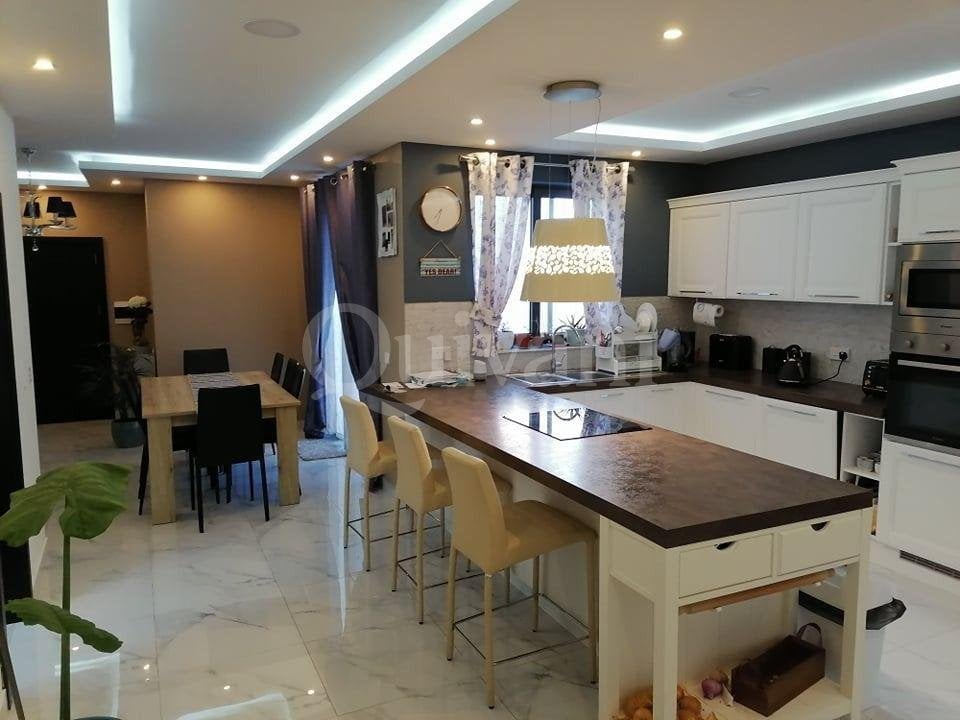 Victoria, Furnished Apartment