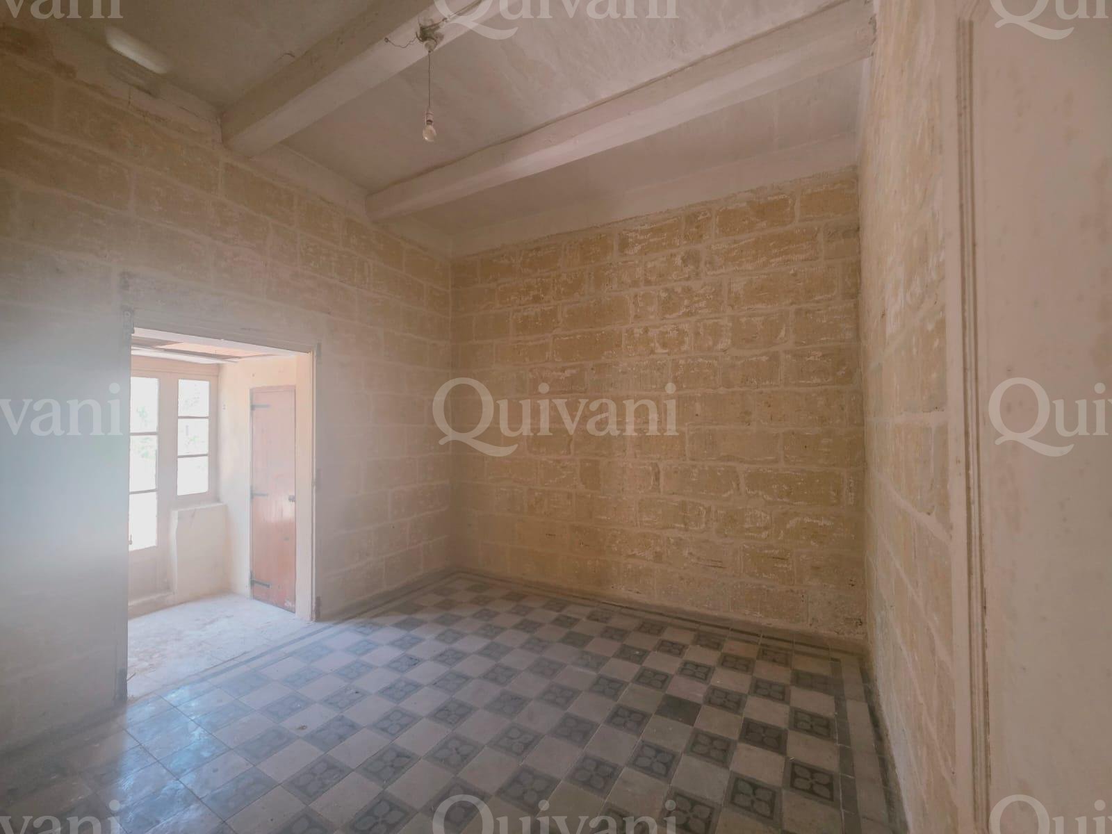 Exclusive, Victoria, UCA, Unconverted Townhouse with Garden