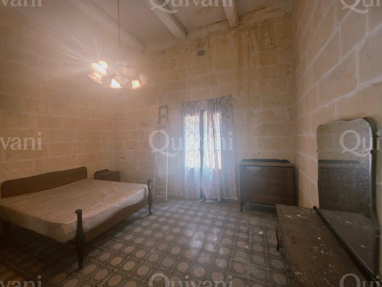 Exclusive, Victoria, UCA, Unconverted Townhouse with Garden