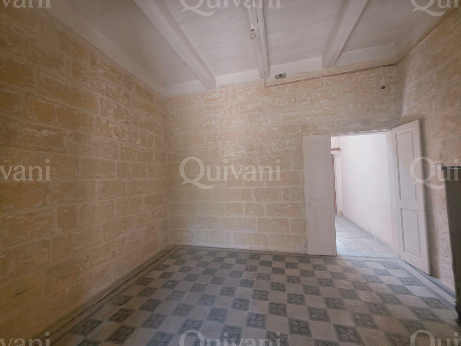 Exclusive, Victoria, UCA, Unconverted Townhouse with Garden