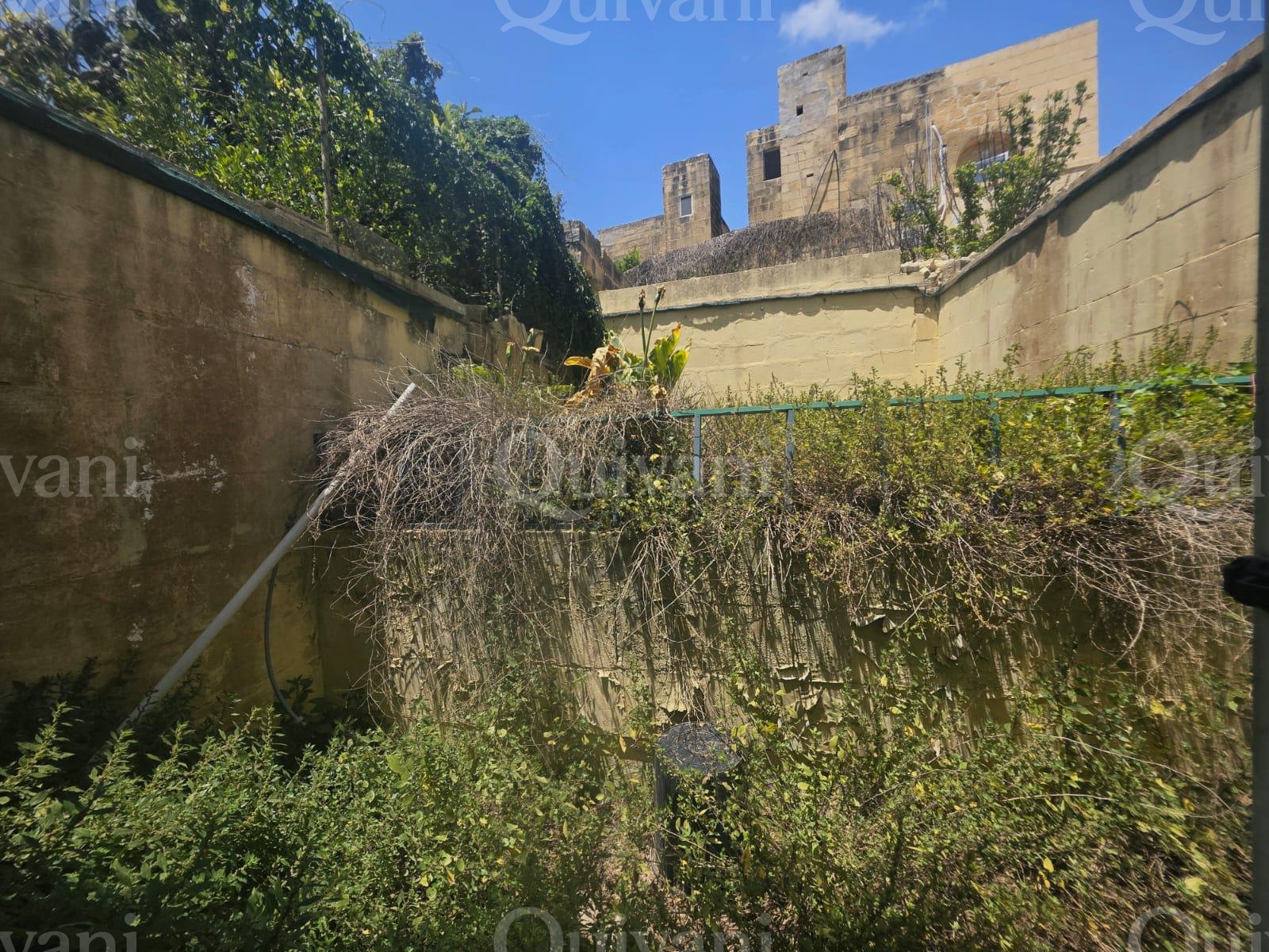 Exclusive, Victoria, UCA, Unconverted Townhouse with Garden