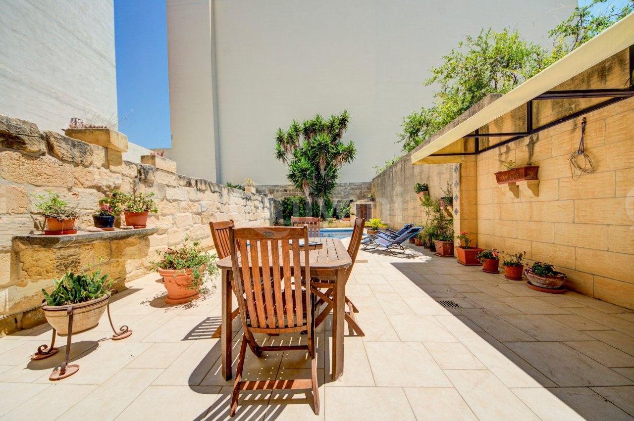 Xaghra, Furnished House of Character