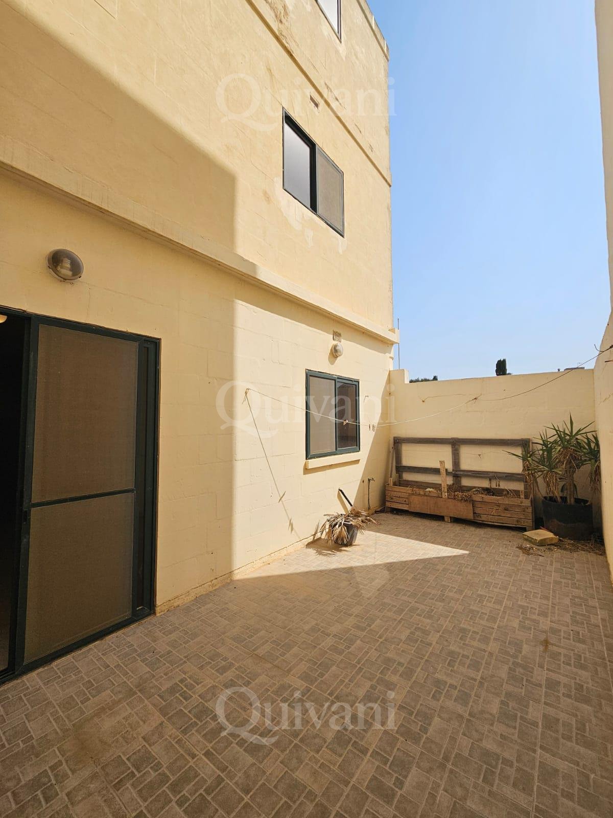 Gharb, Terraced House with Garage, Backyard & Terrace