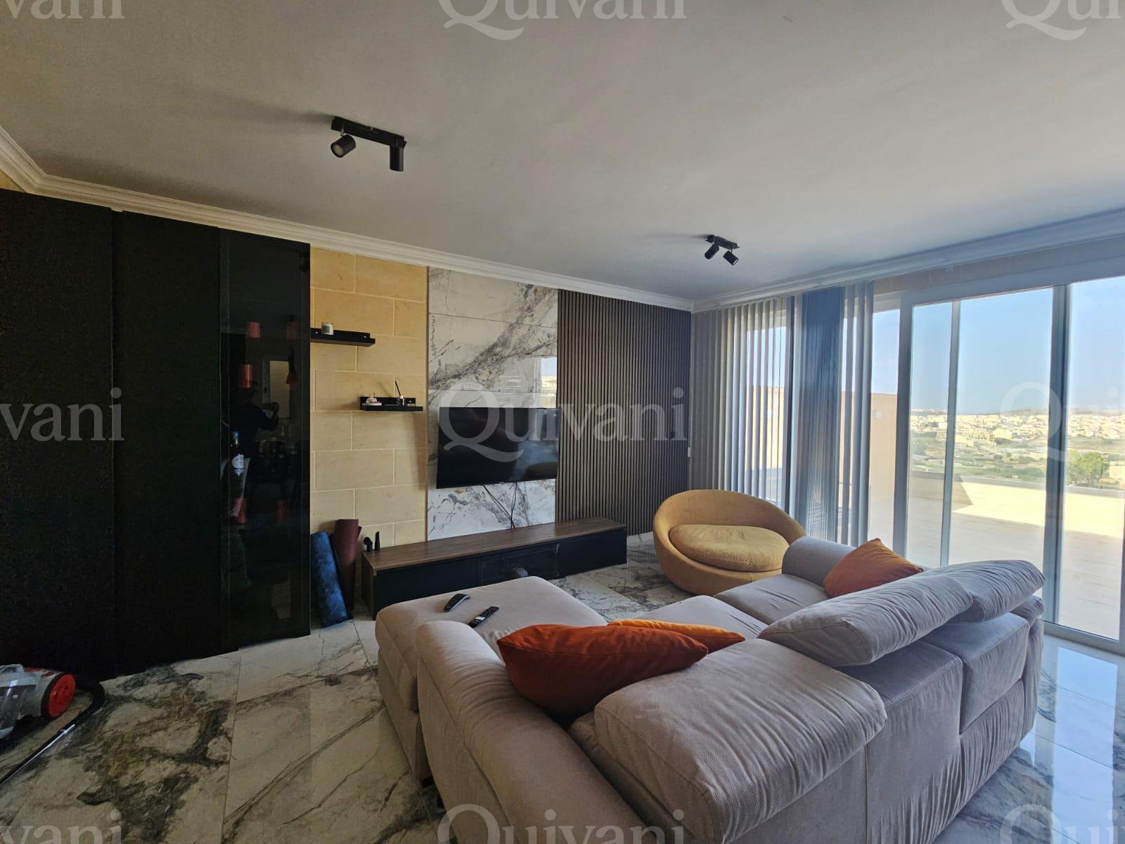 Sannat, Modern 3-Bedroom Penthouse with Panoramic Views, Airspace & Pool