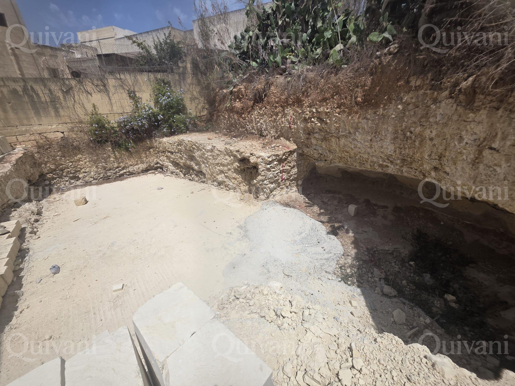 Qala, 4-Bedroom House with Pool & Garden UCA
