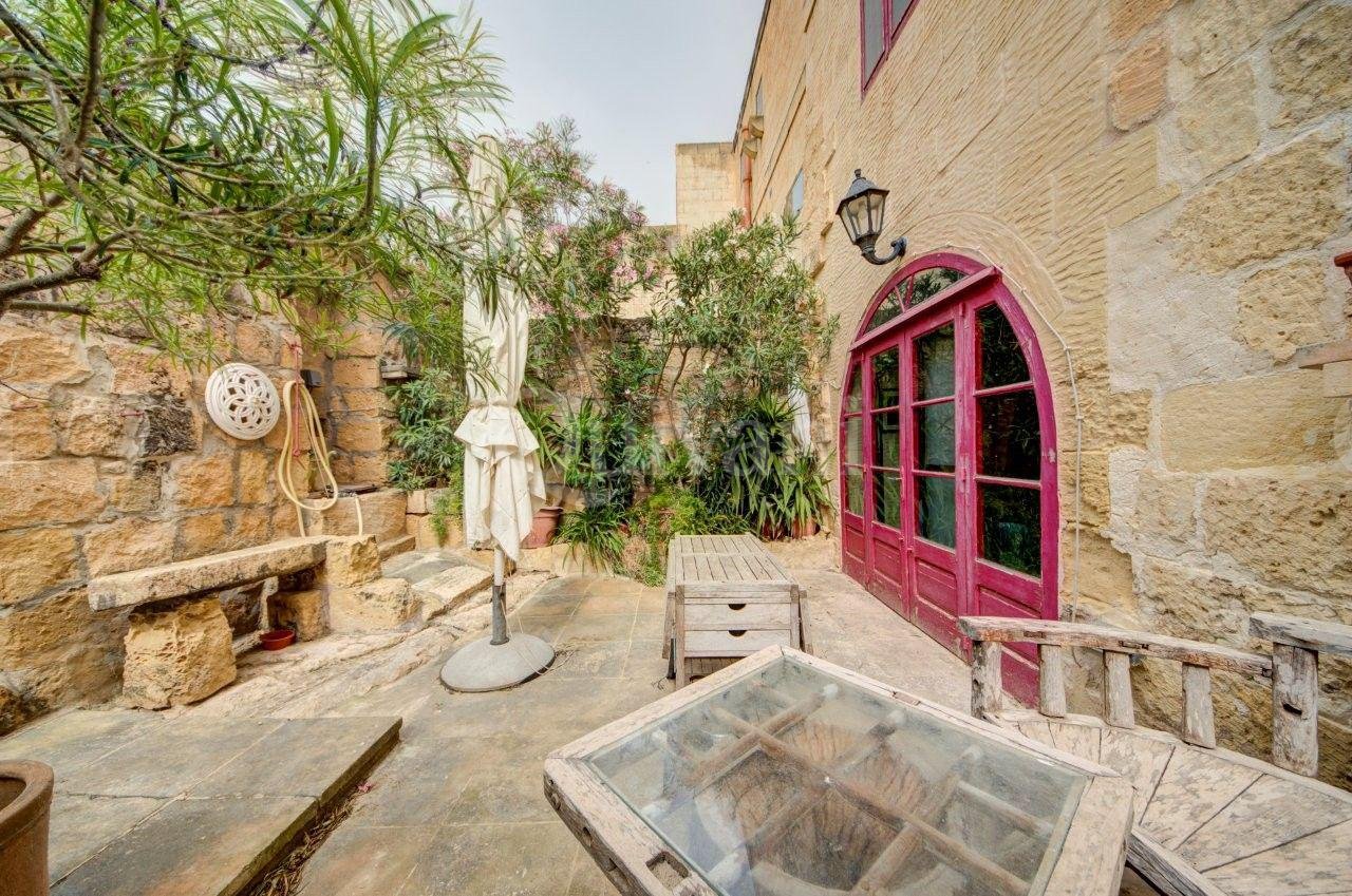 Sannat, Converted Farmhouse