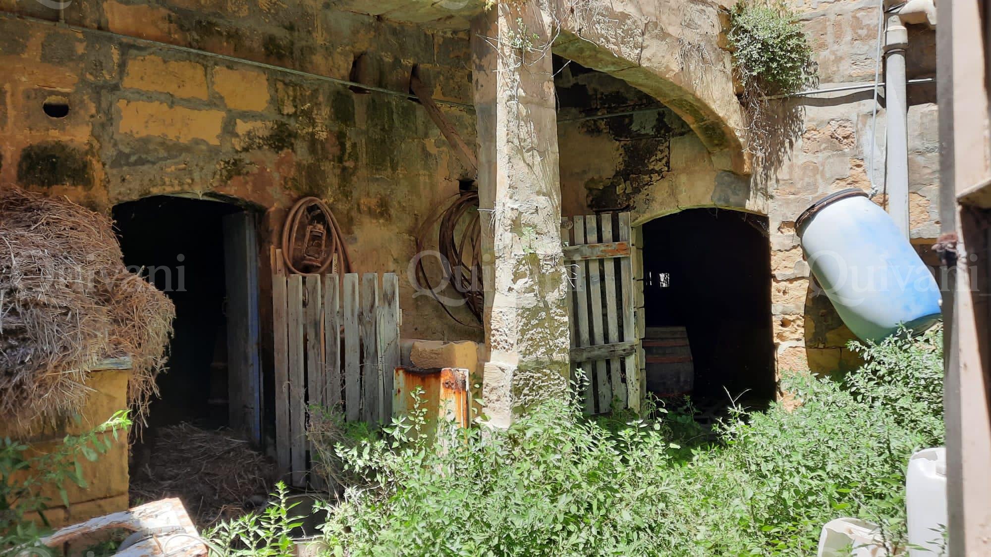 Gharb, Unconverted House of Character