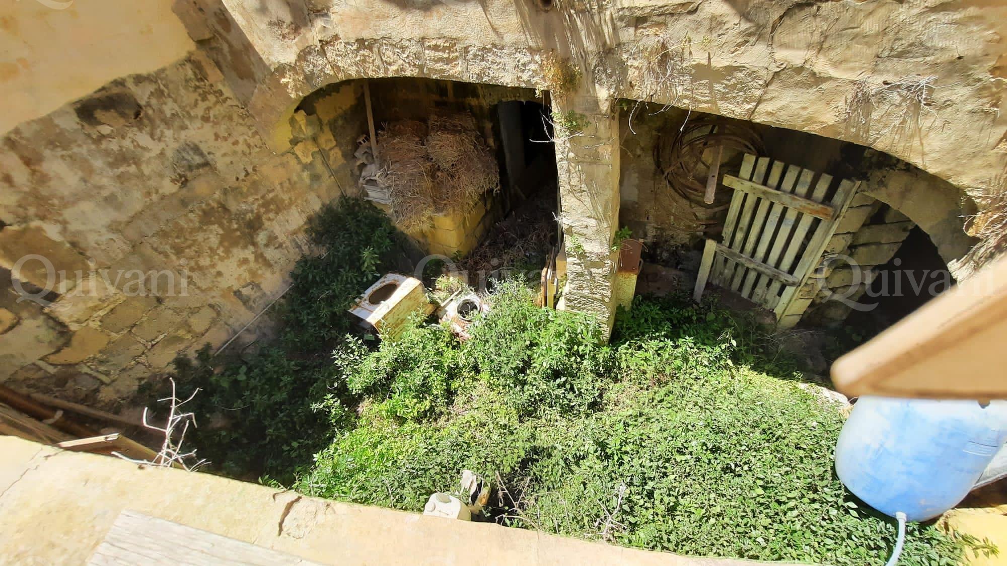 Gharb, Unconverted House of Character