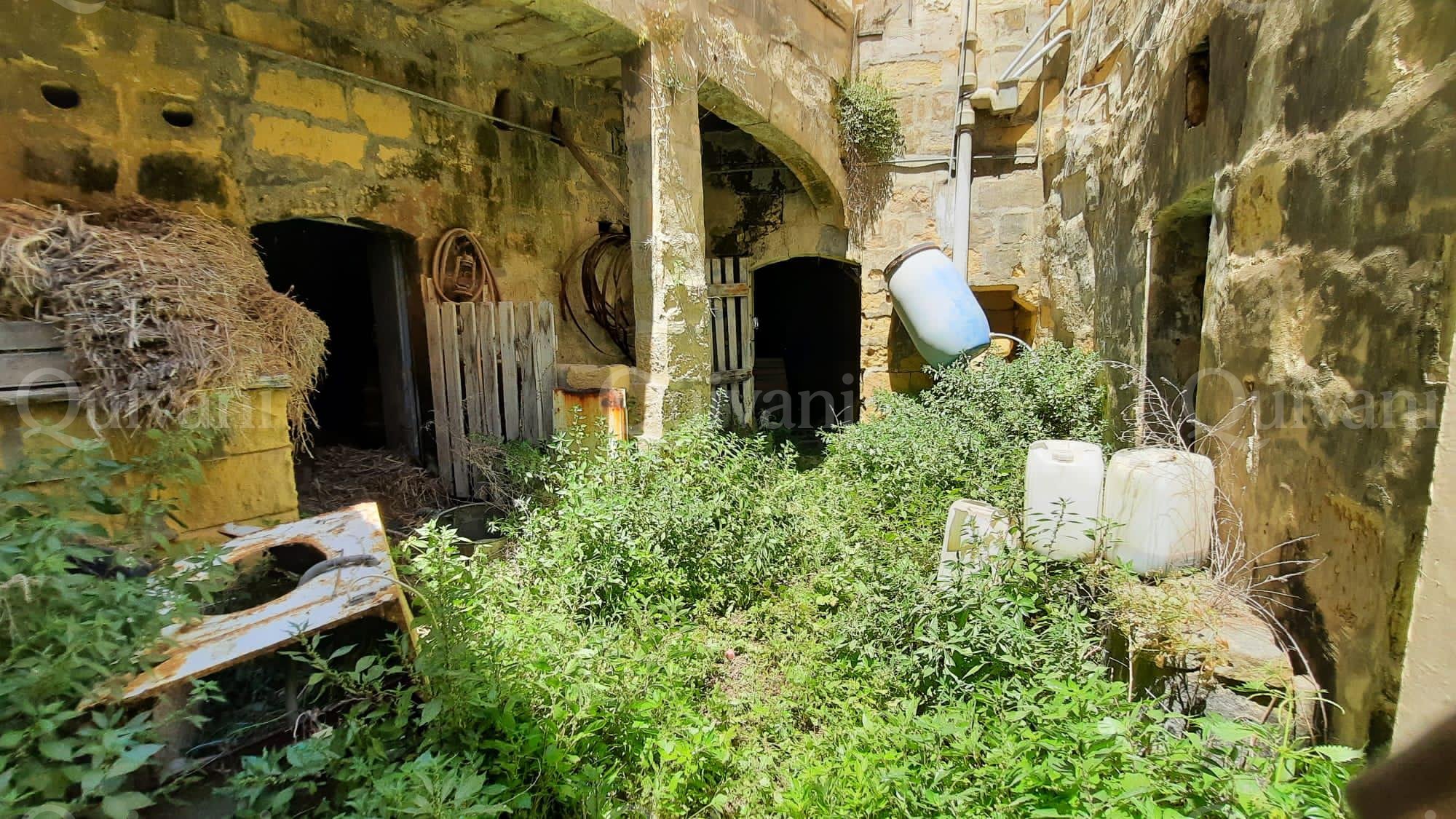 Gharb, Unconverted House of Character