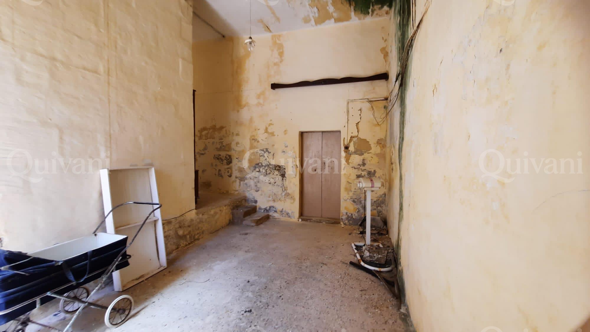 Gharb, Unconverted House of Character