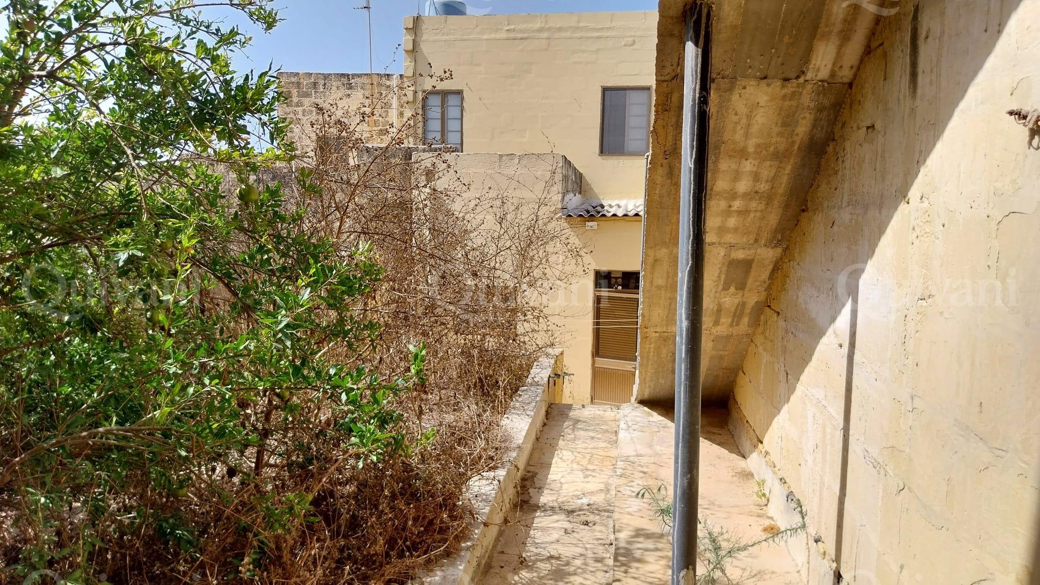 Kercem, Terraced House