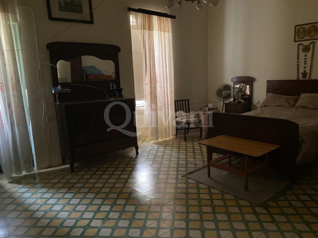 Kercem, Unconverted Town House