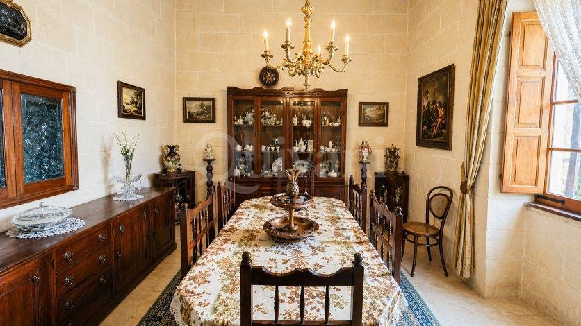 Paola, Townhouse