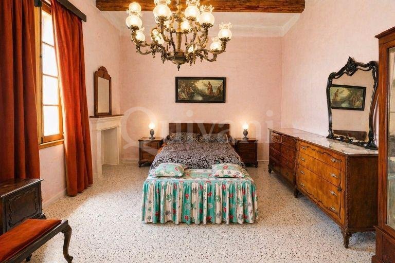 Paola, Townhouse