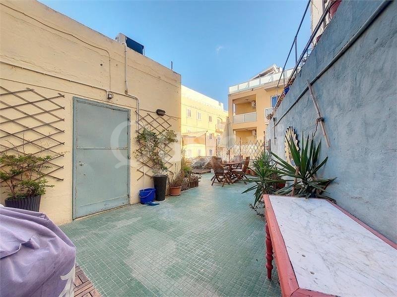 Gzira, Furnished Townhouse