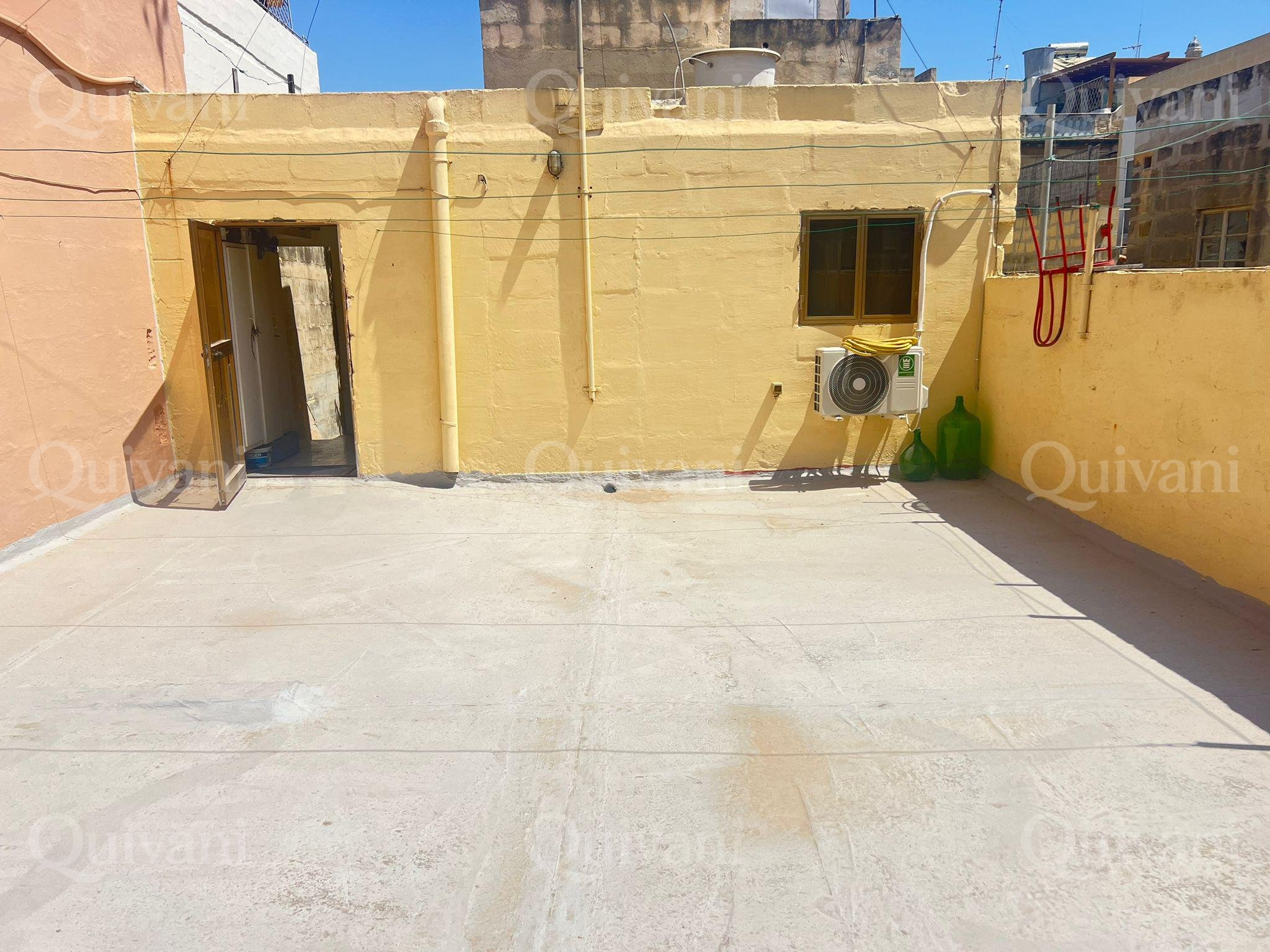 Paola, Unconverted Townhouse