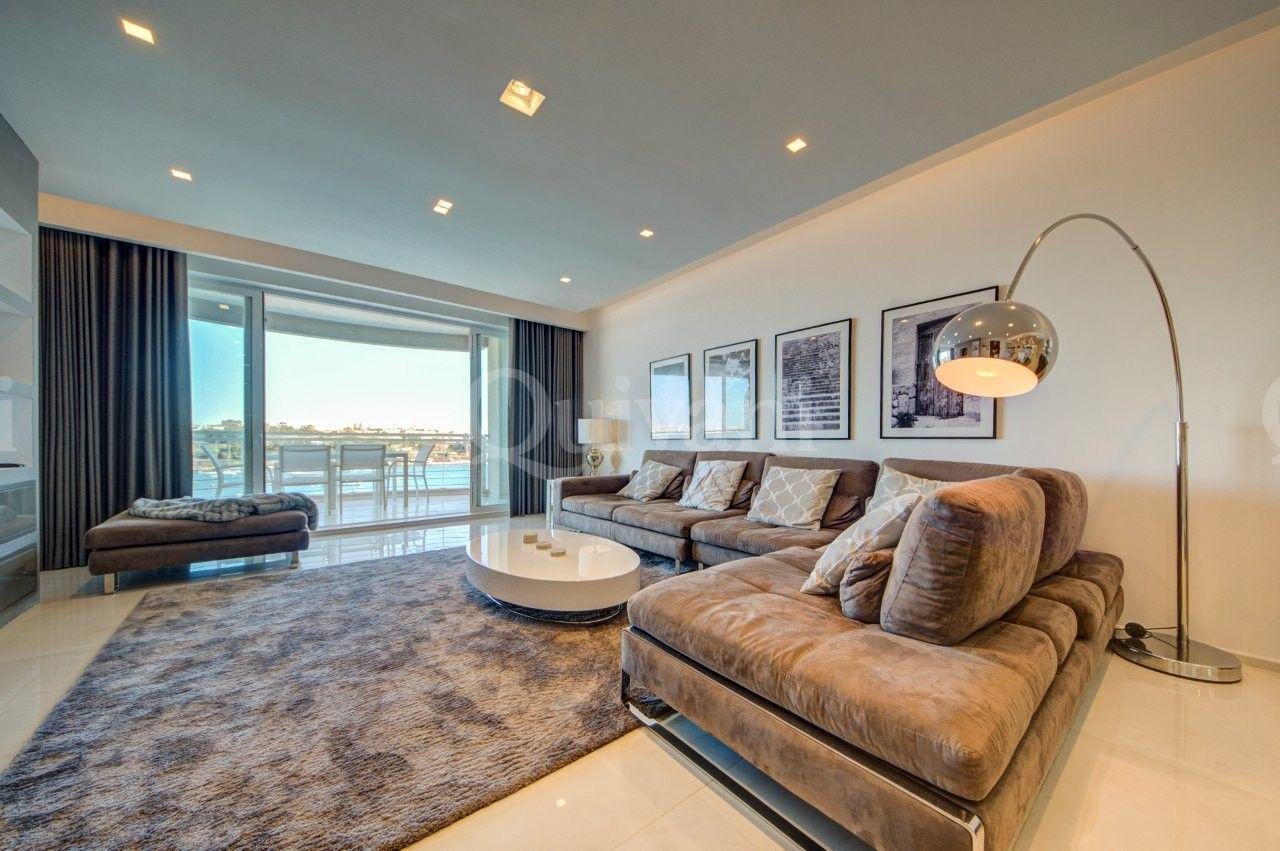 Seafront furnished apartment