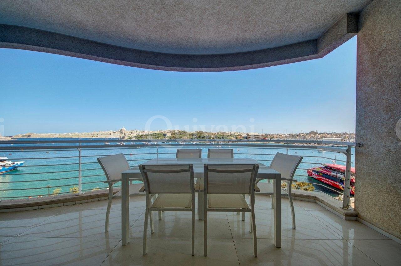 Seafront furnished apartment