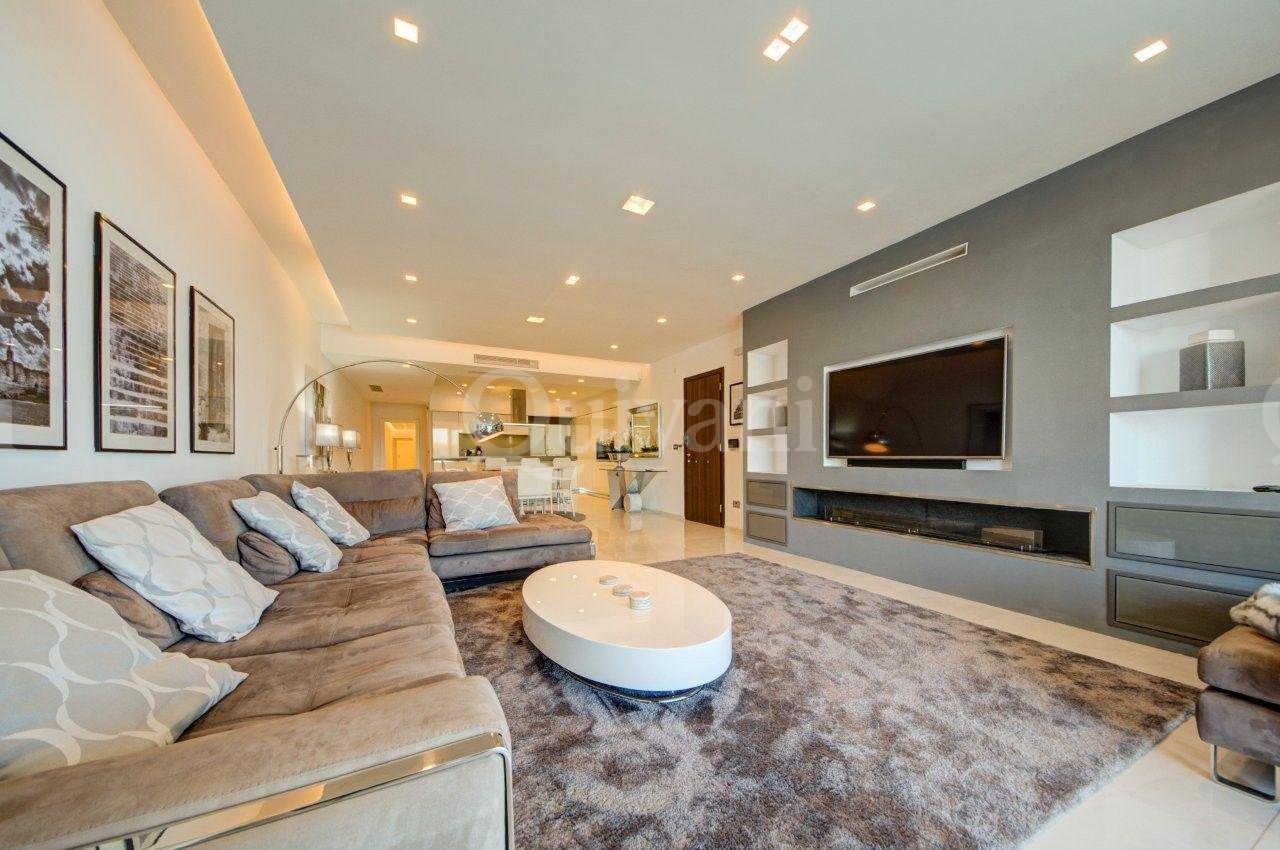 Seafront furnished apartment
