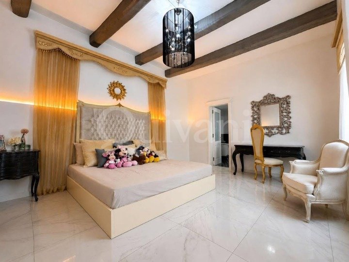 Qormi - Recently renovated Double fronted townhouse with pool
