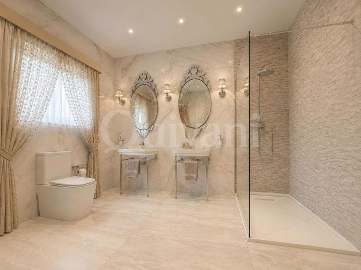 Qormi - Recently renovated Double fronted townhouse with pool