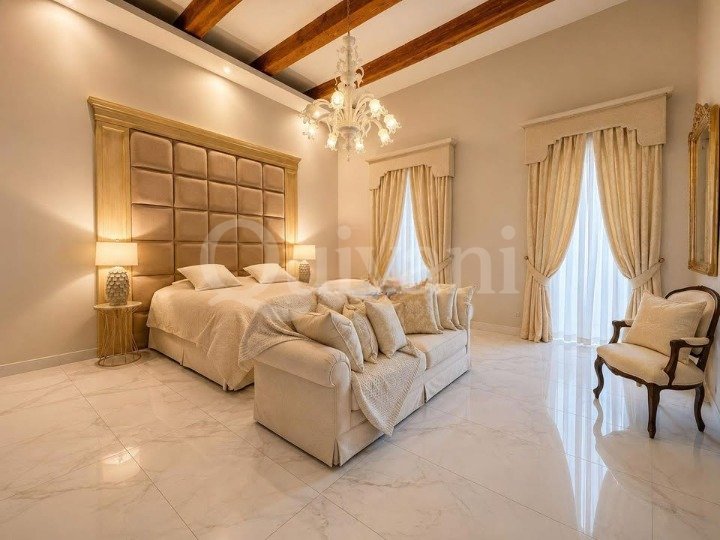 Qormi - Recently renovated Double fronted townhouse with pool