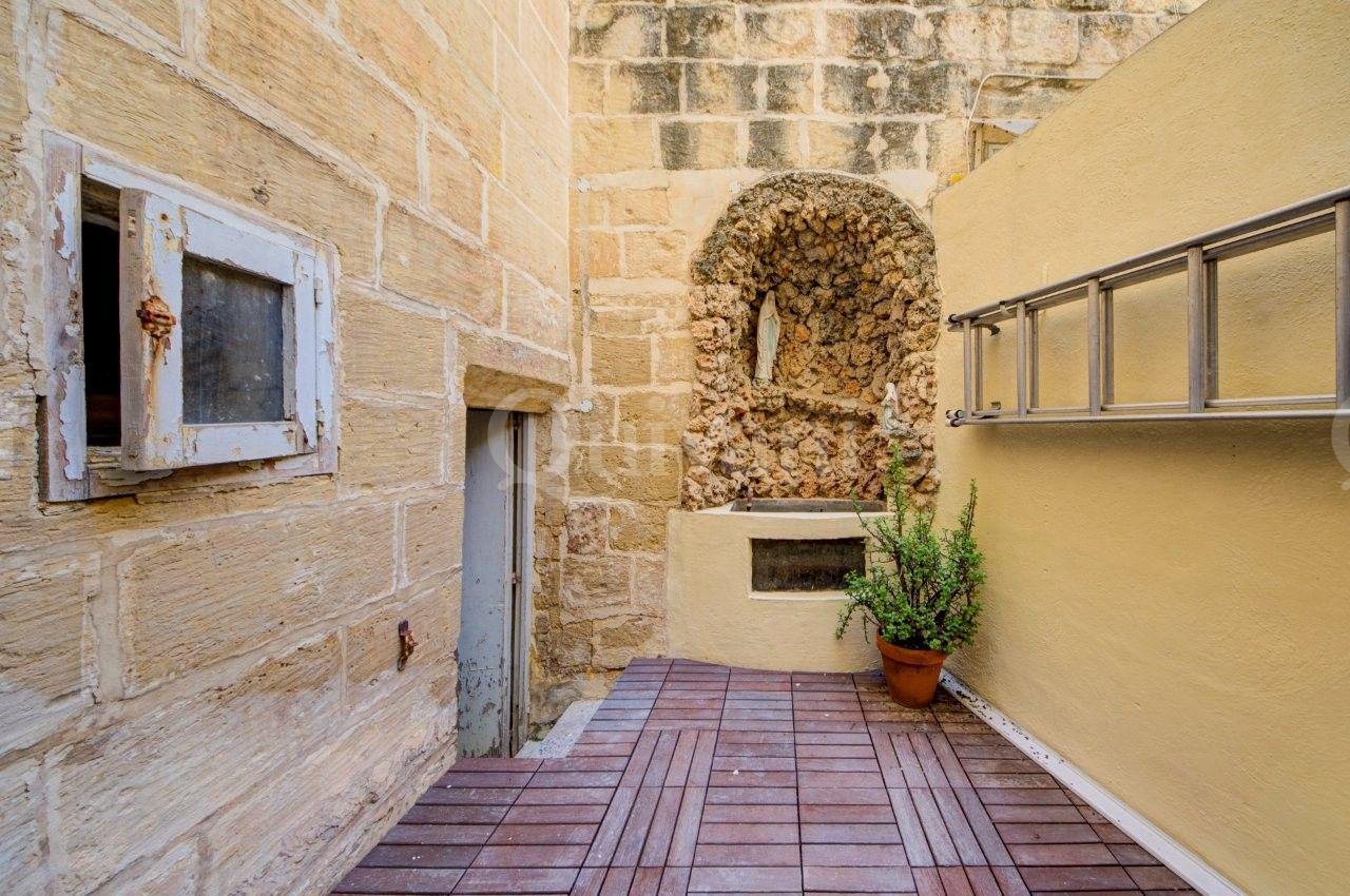 Fully converted 4/5 Bedroom Corner Townhouse in UCA