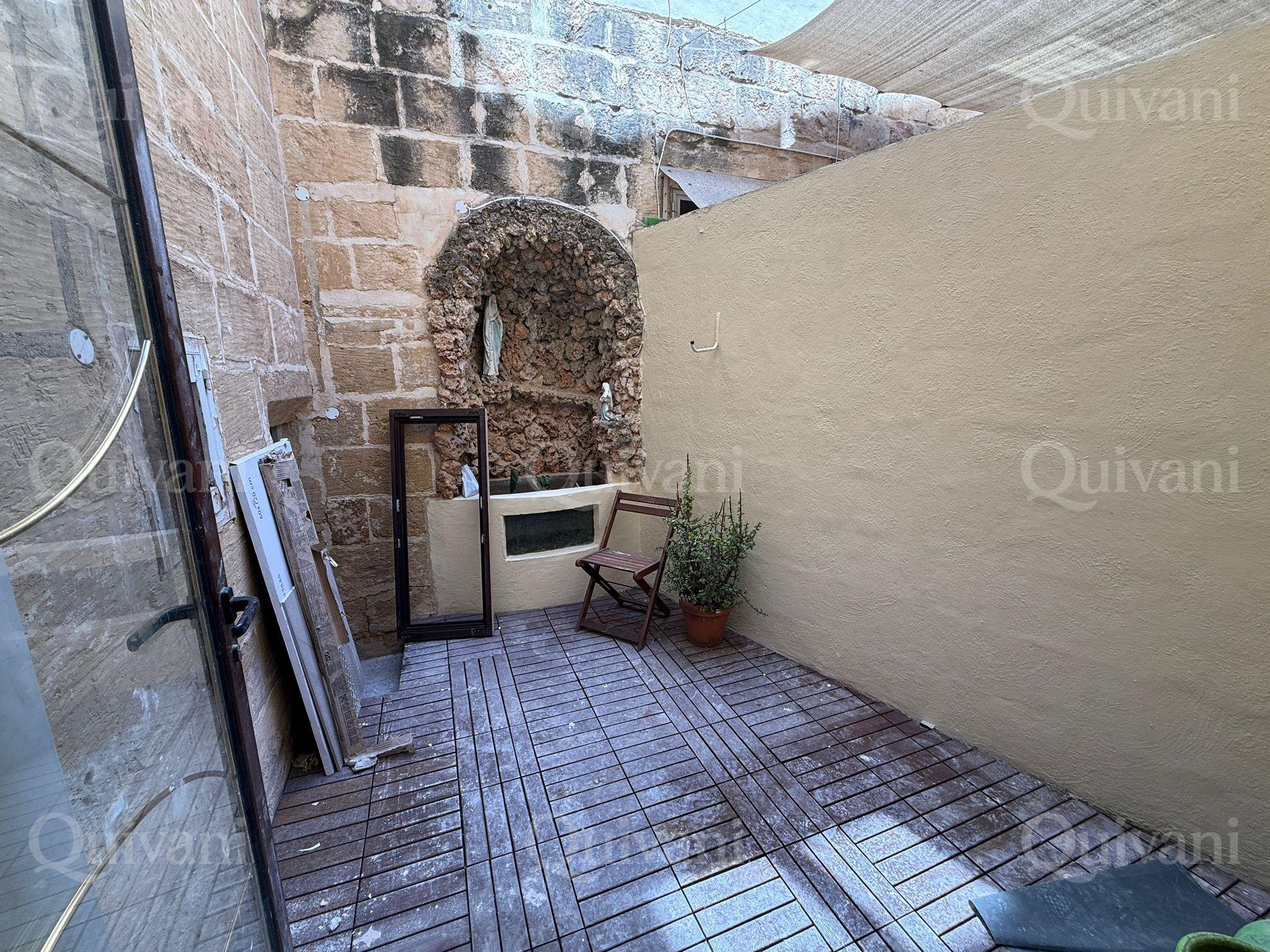 Fully converted 4/5 Bedroom Corner Townhouse in UCA.
