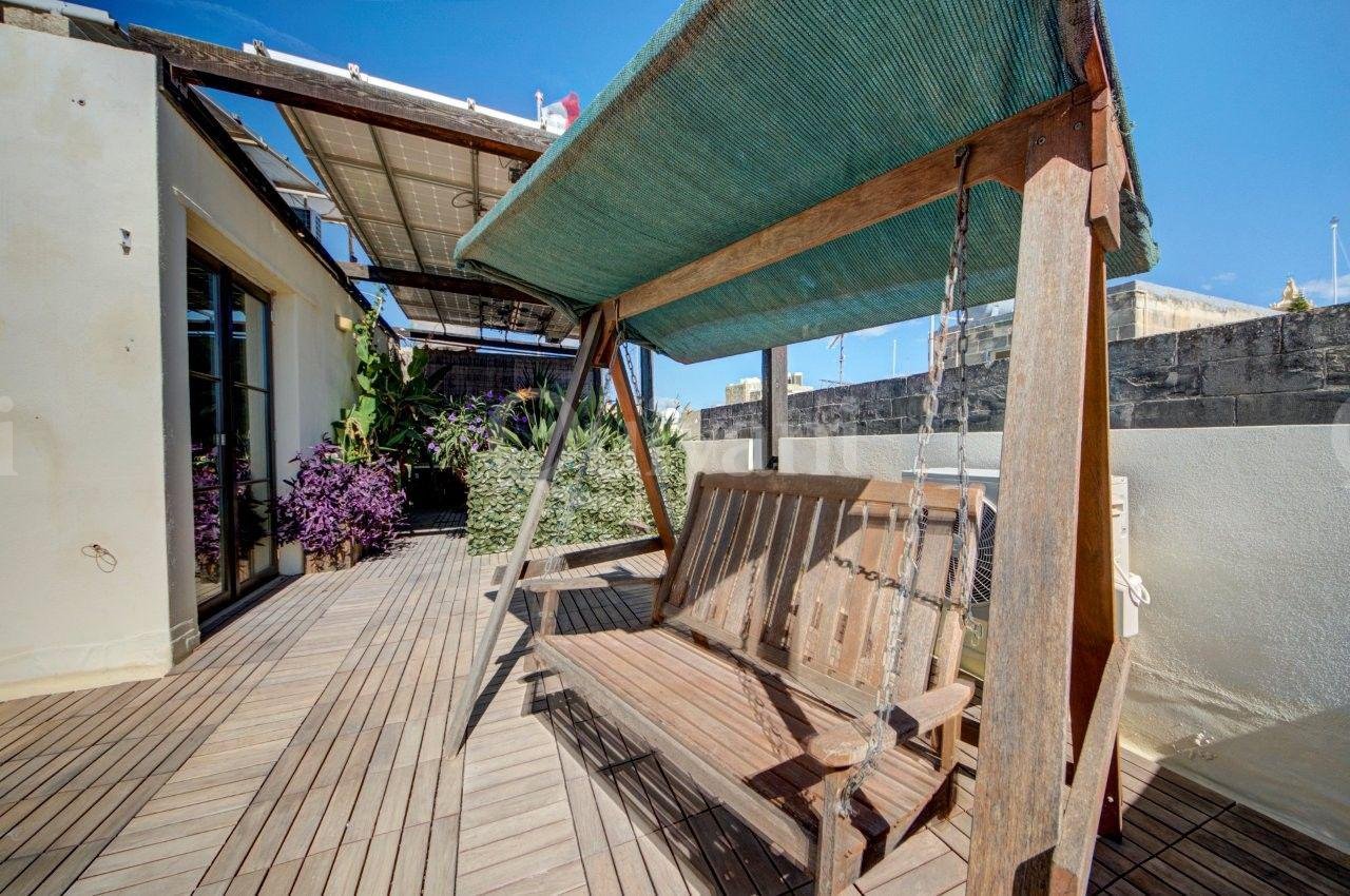 Fully converted 4/5 Bedroom Corner Townhouse in UCA