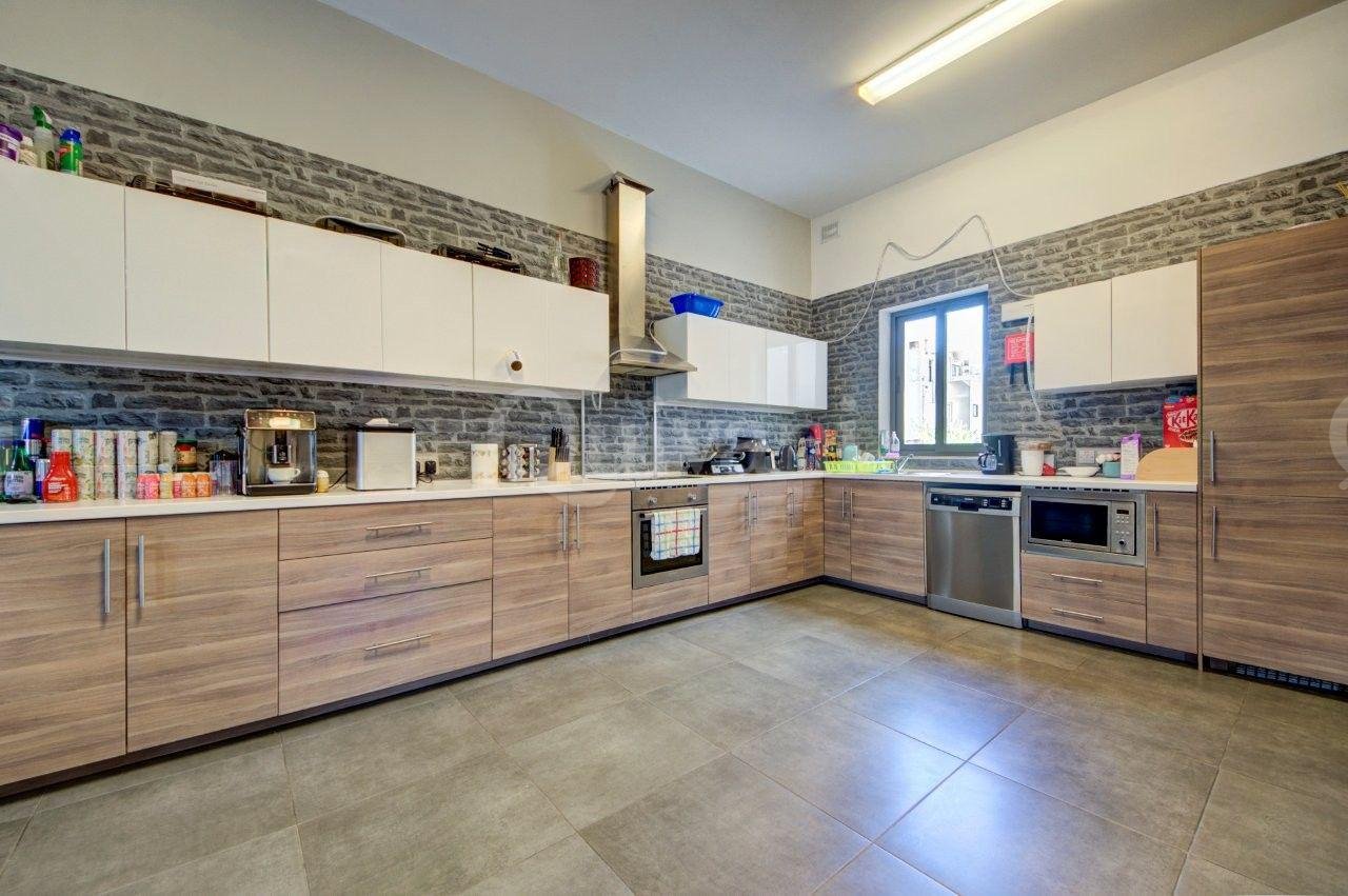 Sliema, Furnished Apartment + CAR SPACE