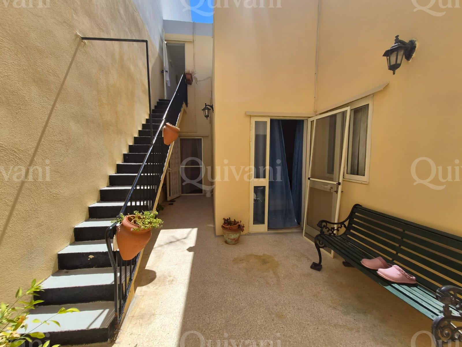 FGURA - Solitary maisonette with garage and airspace