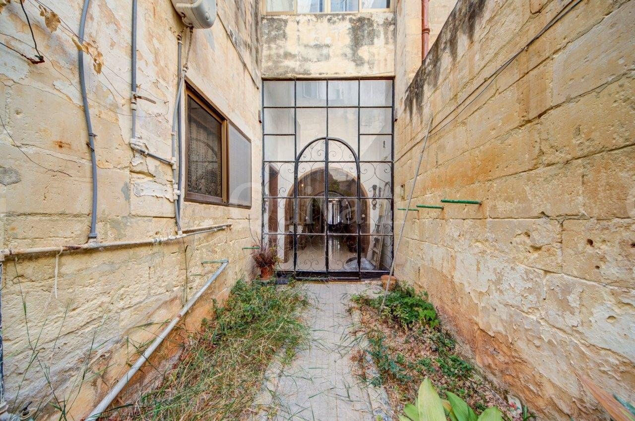 Sliema - Unconverted Townhouse in Sliema