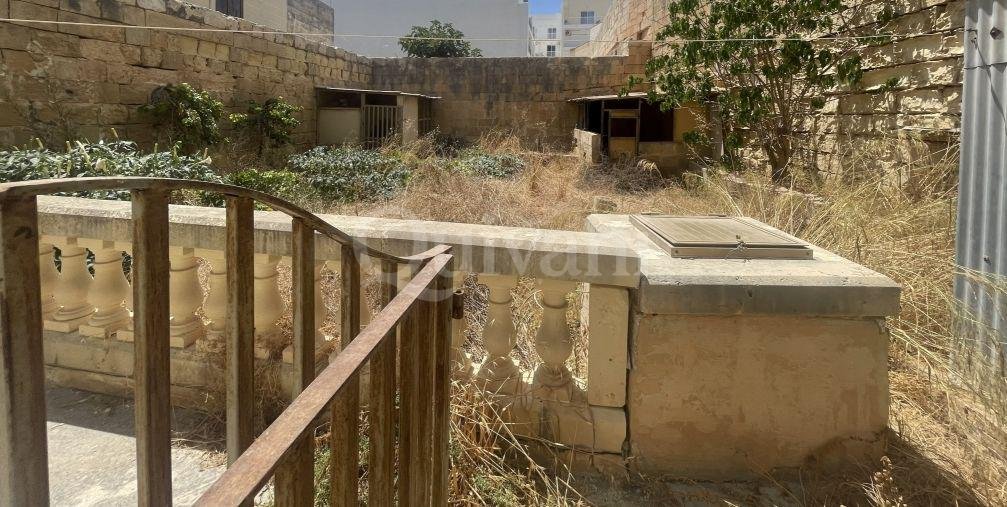Luqa, Townhouse with a Garden & a Street Level Garage