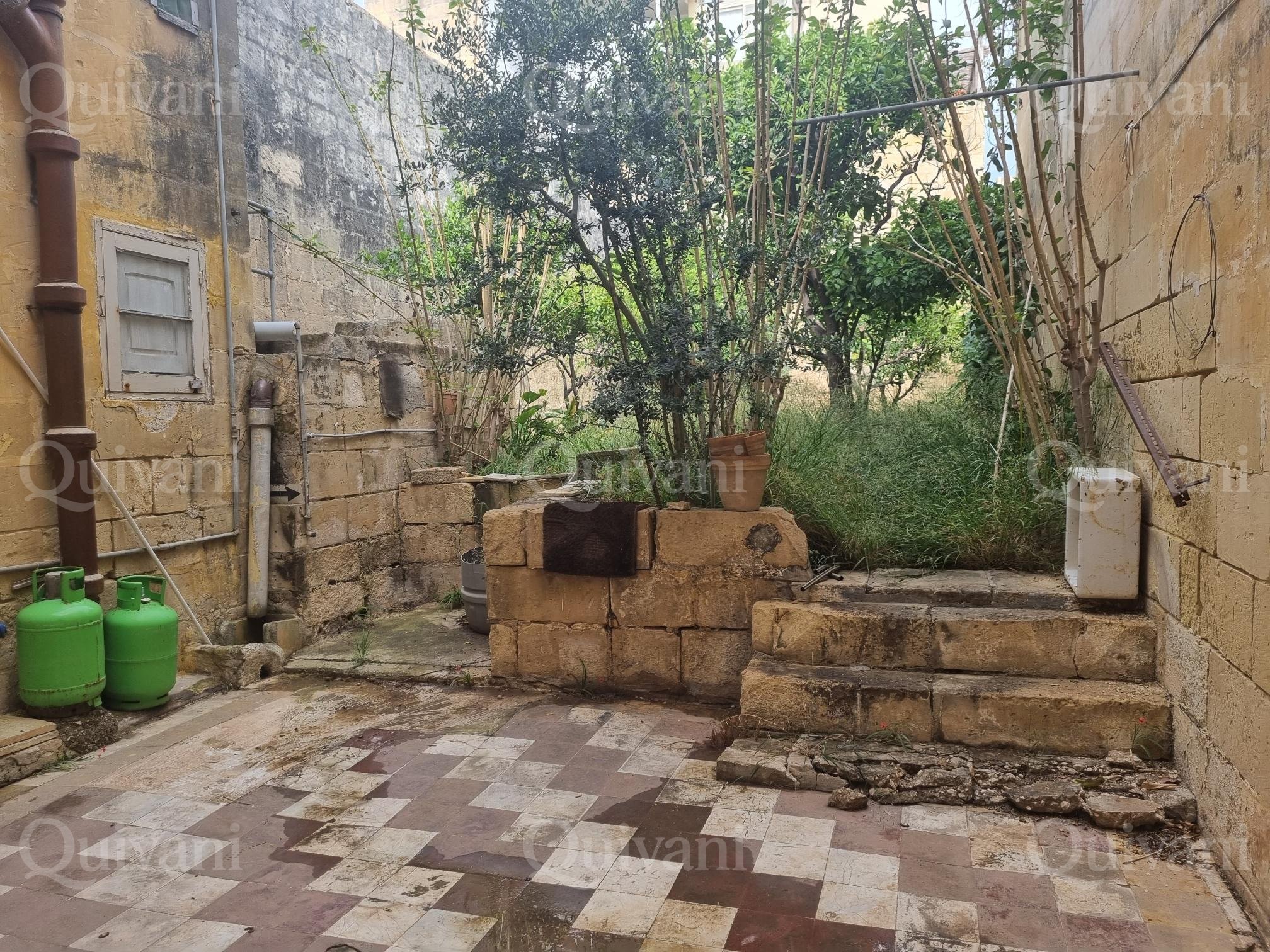 Qormi, Unconverted Townhouse