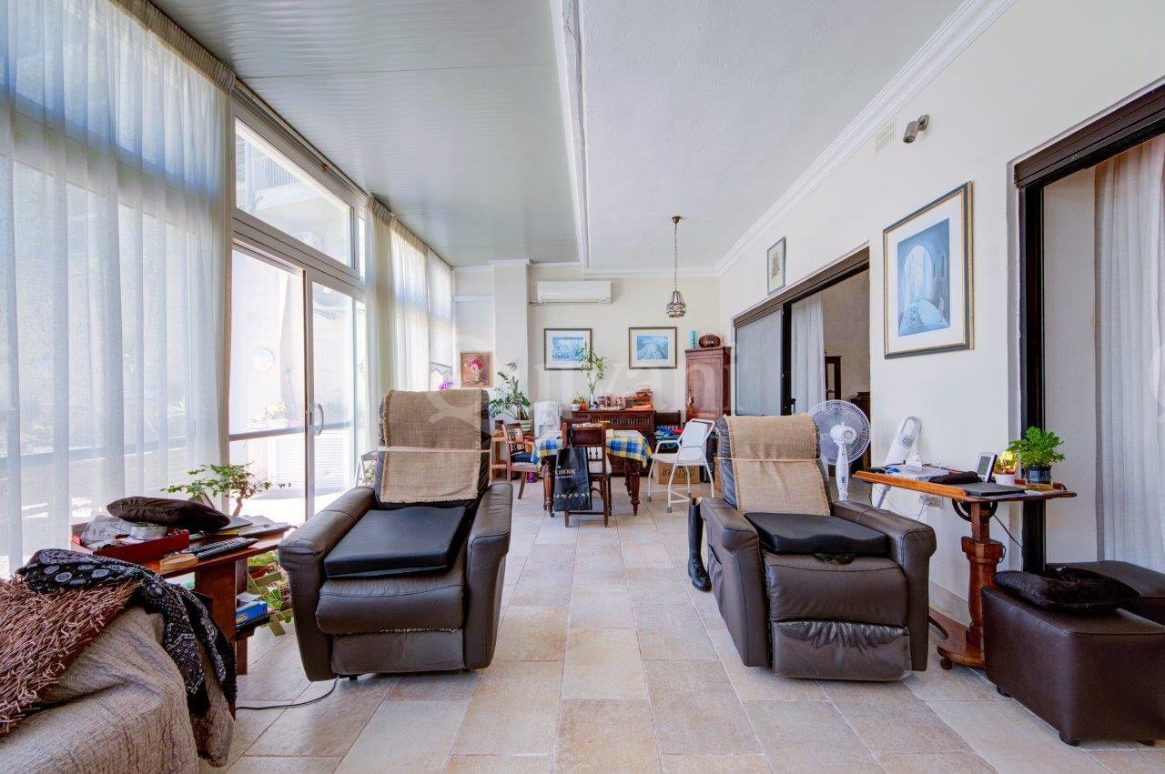 St Julians, Very large apartment with garden