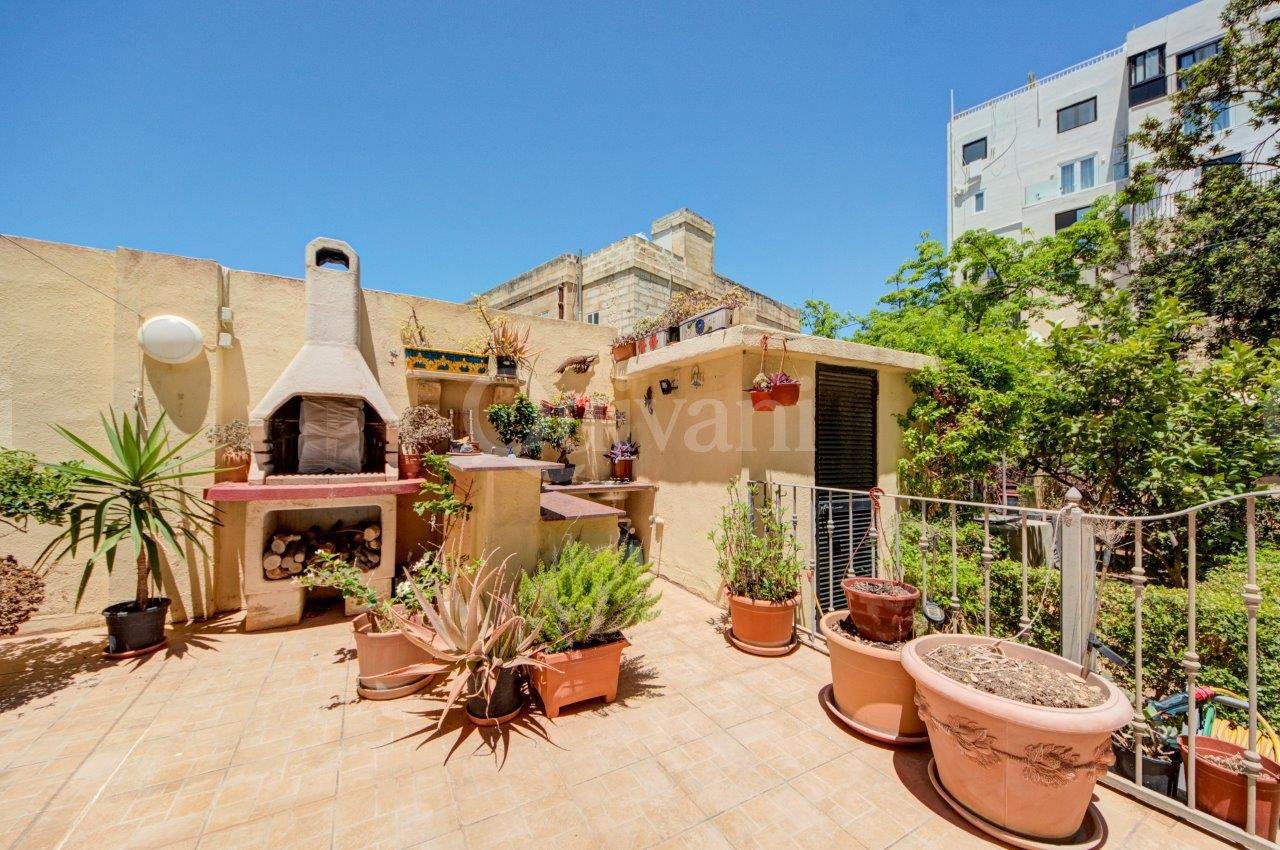 St Julians, Very large apartment with garden