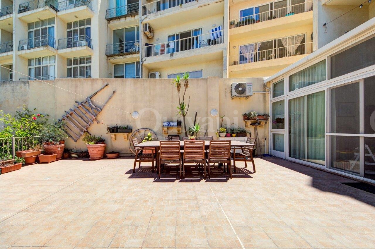 St Julians, Very large apartment with garden