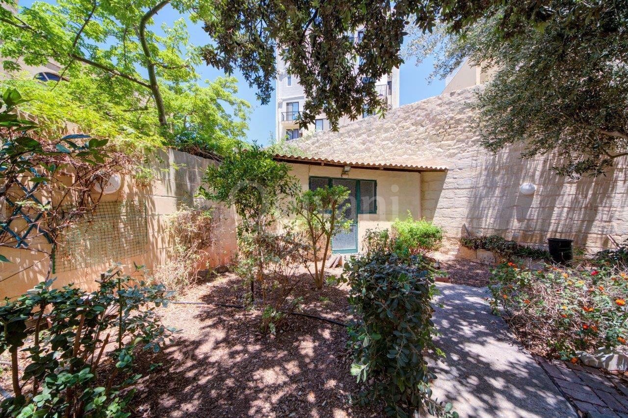 St Julians, Very large apartment with garden