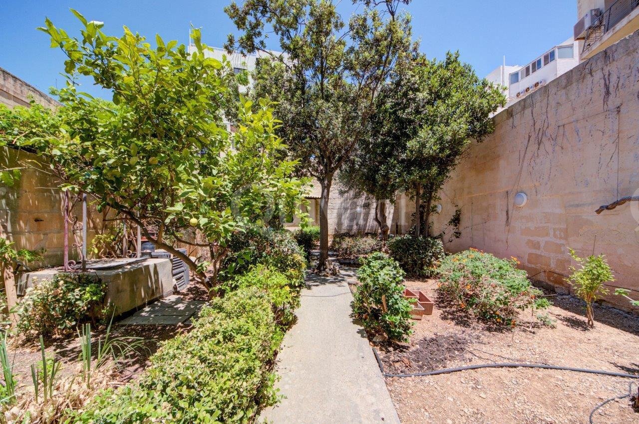 St Julians, Very large apartment with garden