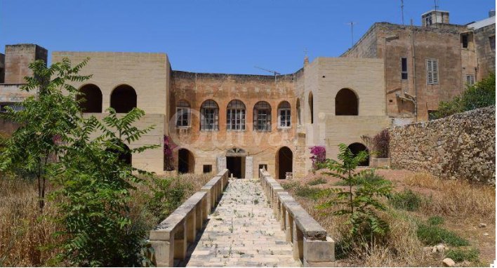 Pieta, Unconverted House of Character