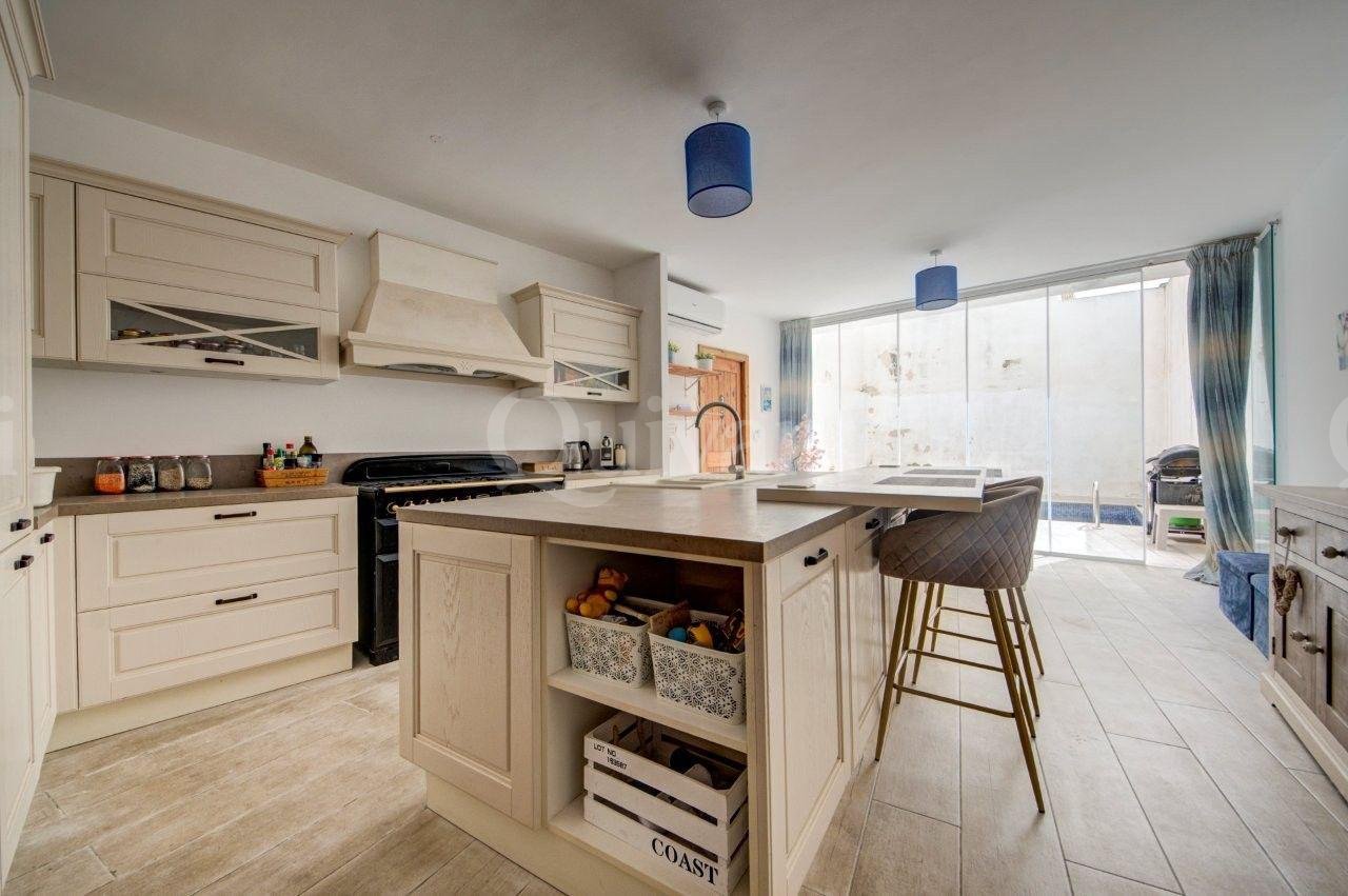 Qormi, Converted House of Character with pool