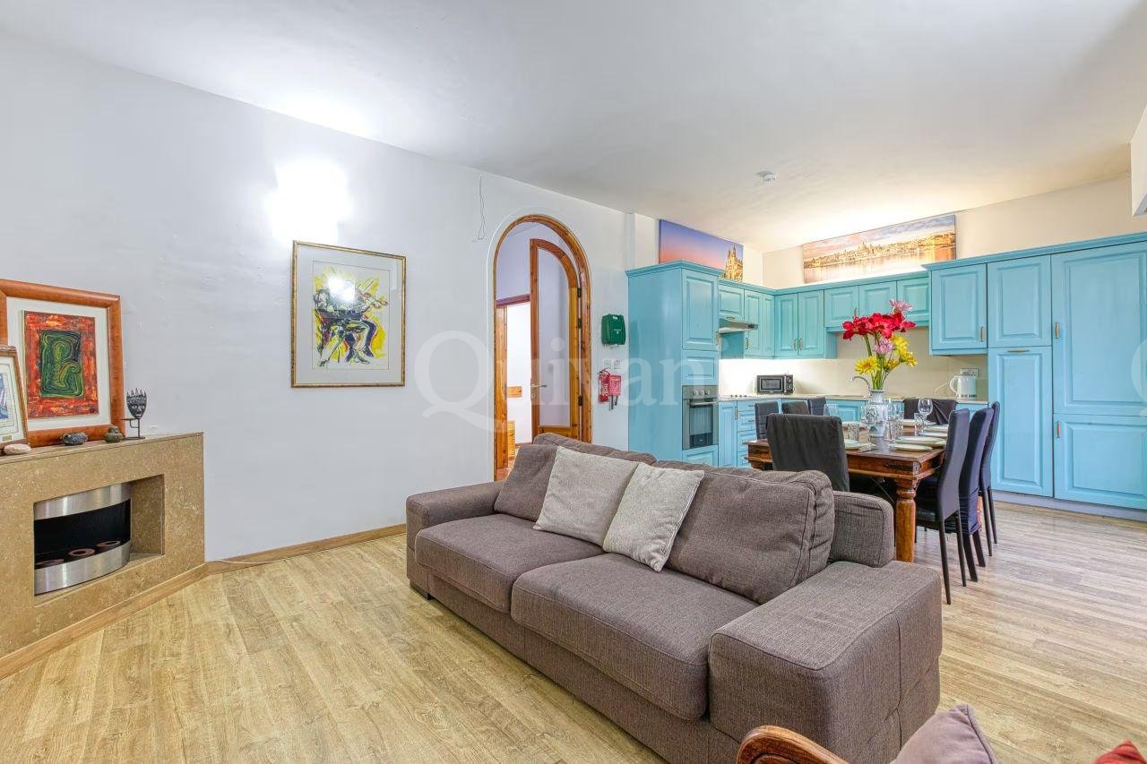 Sliema - Large Apartment With Side Sea Views