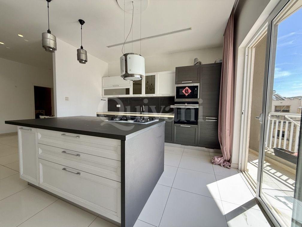 L-Ibrag Bright Apartment with Large Garage