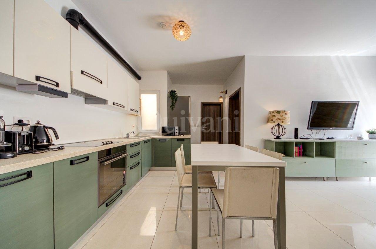 Top floor apartment with Large terrace